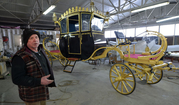 ПРАВИ АВИОНЕ И ФИЈАКЕРЕ: Свака млада на свадбу као краљица